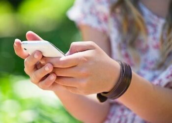 ಲವ್ವರ್​​ ಫೋನ್ ಚೆಕ್ ಮಾಡಲು ಹೋದ ಪ್ರಿಯತಮೆಗೆ ಶಾಕ್ : ಫೋನ್ ನಲ್ಲಿತ್ತು 13,000 ಹುಡುಗಿಯರ ನಗ್ನ ಚಿತ್ರ..!!!