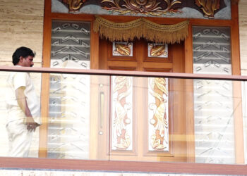 ಸಾಮಾಜಿಕ ಜಾಲತಾಣದಲ್ಲಿ ಫೋಟೋ ಶೇರ್ ಮಾಡೋ ಮುನ್ನ ಎಚ್ಚರ : ರಾಕ್​ಲೈನ್ ವೆಂಕಟೇಶ್ ಸಹೋದರನ ಮನೆಯಲ್ಲಿ ಚಿನ್ನಾಭರಣ, ನಗದು ದೋಚಿದ ಖದೀಮರು..!!!