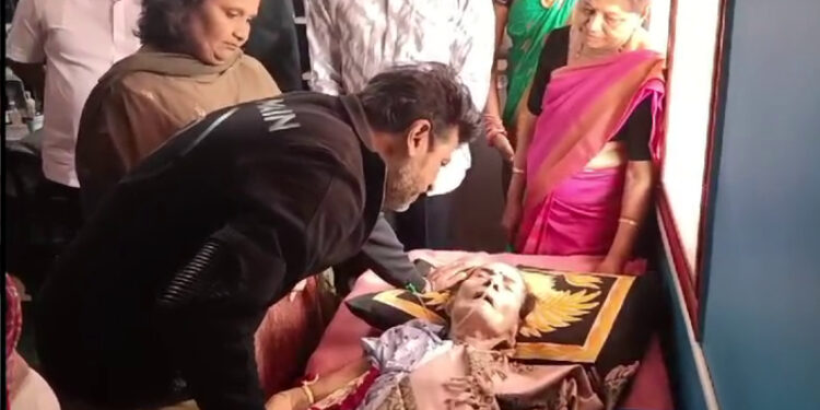 ನಟಿ ಲೀಲಾವತಿ ಮನೆಗೆ ನಟ ಶಿವರಾಜ್​​ ಕುಮಾರ್​​ ದಂಪತಿ ಭೇಟಿ : ‘ನನ್ನ ತಾಯಿಯೇ ನೆನಪಾದರು’ – ಶಿವರಾಜ್‌ ಕುಮಾರ್ ಭಾವುಕ