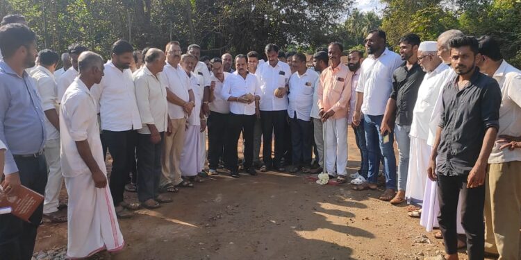 ಪುರುಷರಕಟ್ಟೆ-ಪಾಪೆತ್ತಡ್ಕ ರಸ್ತೆ ಕಾಮಗಾರಿಗೆ ಗುದ್ದಲಿಪೂಜೆ : ‘ಬಿಜೆಪಿಯವರು ಅನುದಾನ ಬರ್ತಿಲ್ಲ ಅಂತ ಹೇಳ್ತಿದಾರೆ ಆದ್ರೆ ಅನುದಾನ ಬರ್ತಿದೆ ಕಾಮಗಾರಿ ಆಗ್ತಿದೆ ‘ – ಶಾಸಕ ಅಶೋಕ್ ರೈ