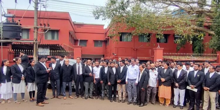 ಚಿಕ್ಕಮಗಳೂರಿನಲ್ಲಿ ವಕೀಲರ ಮೇಲೆ ಹಲ್ಲೆ : ಪುತ್ತೂರು ವಕೀಲರ ಸಂಘದ ನೇತೃತ್ವದಲ್ಲಿ ಖಂಡನಾ ಸಭೆ, ಪ್ರತಿಭಟನೆ