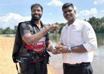 ಸ್ವರ್ಣಾ ನದಿಯಲ್ಲಿ ಸ್ವರ್ಣವನ್ನು ಕಳೆದುಕೊಂಡ ವಿದ್ಯಾರ್ಥಿ : ಕೊಲ್ಲೂರು ದೇವಿ ಪ್ರಾರ್ಥಿಸಿದ ಅರ್ಧ ಗಂಟೆಯಲ್ಲೇ ಸಿಕ್ತು ಚಿನ್ನದ ಸರ