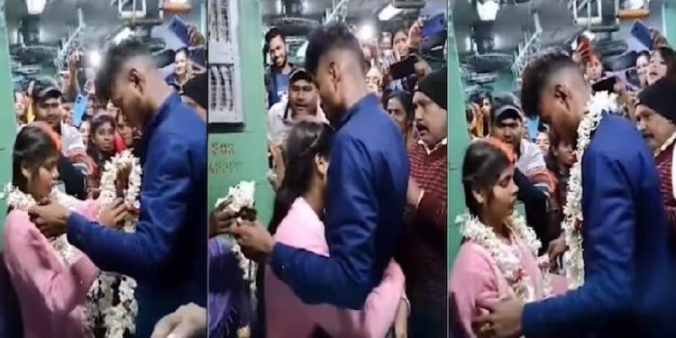 ಅಪರೂಪದ ಮದುವೆಗೆ ಸಾಕ್ಷಿಯಾದ ಪ್ಯಾಸೆಂಜರ್ ಟ್ರೈನ್ : ಚಲಿಸುತ್ತಿದ್ದ ರೈಲಿನಲ್ಲಿ ಸತಿ-ಪತಿಯಾದ ಲವ್ ಬರ್ಡ್ಸ್..! 