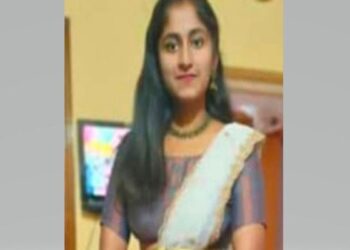 ಮೊಂಬತ್ತಿ ಬೆಳಕಲ್ಲಿ ಬೈಕ್​​ಗೆ ಪೆಟ್ರೋಲ್ ಹಾಕಿದ ಬಾಲಕಿ : ಬೆಂಕಿ ತಗುಲಿ ಸಾವು