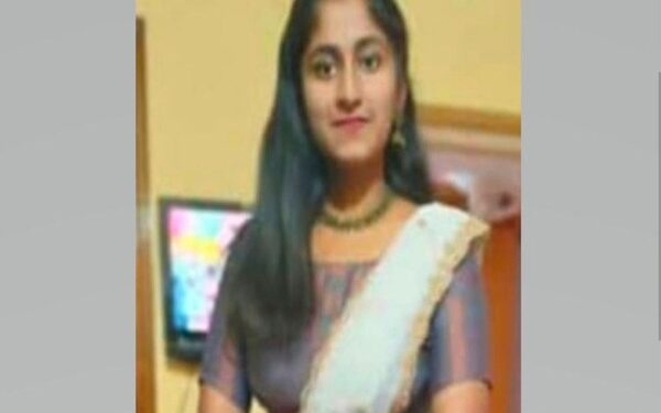 ಮೊಂಬತ್ತಿ ಬೆಳಕಲ್ಲಿ ಬೈಕ್​​ಗೆ ಪೆಟ್ರೋಲ್ ಹಾಕಿದ ಬಾಲಕಿ : ಬೆಂಕಿ ತಗುಲಿ ಸಾವು