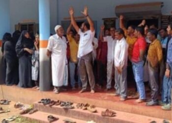 ಮೇನಾಲ : ಸರಕಾರಿ ಹಿರಿಯ ಪ್ರಾಥಮಿಕ ಶಾಲೆಯ ವಿದ್ಯಾರ್ಥಿಯೋರ್ವನ ವಿರುದ್ಧ ಪೋಷಕರಿಂದ ಪ್ರತಿಭಟನೆ : ಸ್ಥಳಕ್ಕೆ ಶಿಕ್ಷಣಾಧಿಕಾರಿ ಬರುವಂತೆ ಆಗ್ರಹ