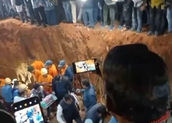 ಹೆಣ್ಣು ಹೆತ್ತು ಕೊಳವೆ ಬಾವಿಗೆ ಎಸೆದು ಪರಾರಿ : ಸತತ 5 ಗಂಟೆಗಳ ಕಾರ್ಯಾಚರಣೆ ಬಳಿಕ ರಕ್ಷಣೆ