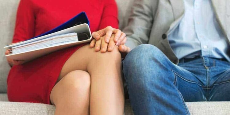 ಸ್ನೇಹಿತರ ಜೊತೆ ಸಲುಗೆಯಿಂದ ಇರು ಎಂದು ಒತ್ತಾಯ : ಗಂಡನ ವಿರುದ್ಧ ಹೆಂಡತಿಯಿಂದ ಗಂಭೀರ ಆರೋಪ..!