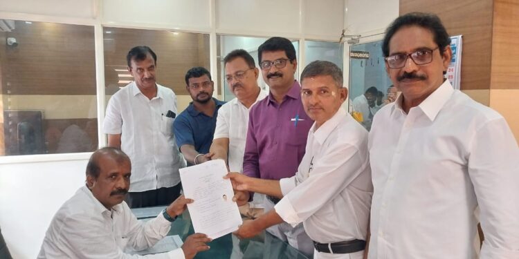 ಪುತ್ತೂರು : ನಗರಸಭಾ ಉಪಚುನಾವಣೆ : ಕಾಂಗ್ರೆಸ್ ಪಕ್ಷದ ಅಭ್ಯರ್ಥಿಗಳಿಂದ ದೇವಸ್ಥಾನ, ಚರ್ಚ್, ಮಸೀದಿಯಲ್ಲಿ ಪ್ರಾರ್ಥನೆ : ನಾಮಪತ್ರ ಸಲ್ಲಿಕೆ