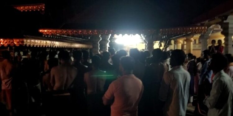 ಹಿಂ.ಜಾ.ವೇ ಕಾರ್ಯಕರ್ತ, ಅಯ್ಯಪ್ಪ ಮಾಲಾಧಾರಿ ಪ್ರವೀಶ್ ಮೇಲೆ ಗಡಿಪಾರು ನೋಟೀಸ್ : ಶ್ರೀ ಪಂಚಲಿಂಗೇಶ್ವರ ದೇವರ ಸನ್ನಿಧಿಯಲ್ಲಿ ಸಾಮೂಹಿಕ ಪ್ರಾರ್ಥನೆ