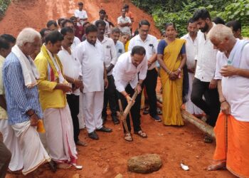 ಮಣಿಕ್ಕರ : ಕಾಲು ಸೇತುವೆ ನಿರ್ಮಾಣಕ್ಕೆ ಶಾಸಕರಿಂದ ಶಿಲಾನ್ಯಾಸ : ‘ಅಭಿವೃದ್ದಿ ಕಾಮಗಾರಿಗಳಿಗೆ ಅನುದಾನ ಬರುವುದಿಲ್ಲ ಎಂದು ಹೇಳಿದವರು ಈಗ ಮೌನವಾಗಿದ್ದಾರೆ’ – ಶಾಸಕ ಅಶೋಕ್ ರೈ