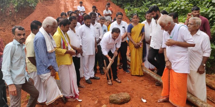 ಮಣಿಕ್ಕರ : ಕಾಲು ಸೇತುವೆ ನಿರ್ಮಾಣಕ್ಕೆ ಶಾಸಕರಿಂದ ಶಿಲಾನ್ಯಾಸ : ‘ಅಭಿವೃದ್ದಿ ಕಾಮಗಾರಿಗಳಿಗೆ ಅನುದಾನ ಬರುವುದಿಲ್ಲ ಎಂದು ಹೇಳಿದವರು ಈಗ ಮೌನವಾಗಿದ್ದಾರೆ’ – ಶಾಸಕ ಅಶೋಕ್ ರೈ