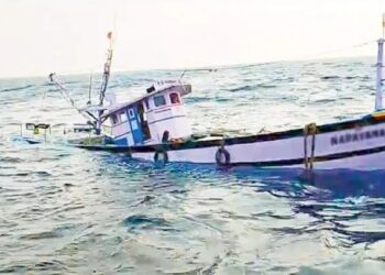 ಮಲ್ಪೆ : ಮೀನುಗಾರಿಕೆಗೆ ತೆರಳಿದ್ದ ದೋಣಿ ಮುಳುಗಡೆ : 8 ಮೀನುಗಾರರ ರಕ್ಷಣೆ..!