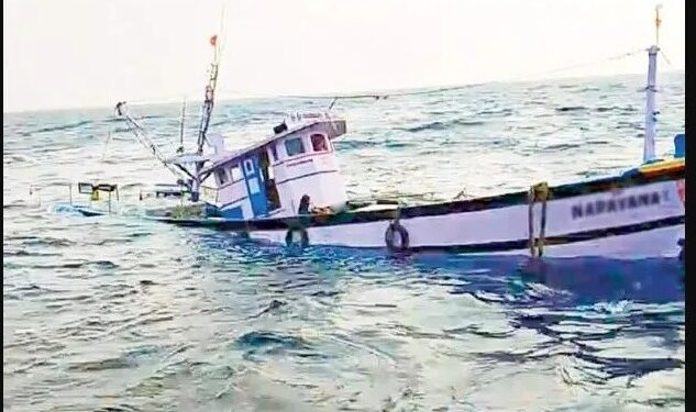 ಮಲ್ಪೆ : ಮೀನುಗಾರಿಕೆಗೆ ತೆರಳಿದ್ದ ದೋಣಿ ಮುಳುಗಡೆ : 8 ಮೀನುಗಾರರ ರಕ್ಷಣೆ..!