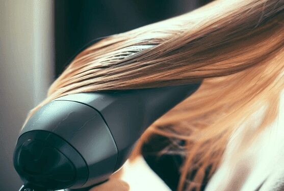 ಹೇರ್ ಡ್ರೈಯರ್‌ನಿಂದ ಬೆಂಕಿ : ಕೂದಲಿನ ಜೊತೆ ಸುಟ್ಟು ಹೋಯ್ತು ಬೆಡ್‌..!