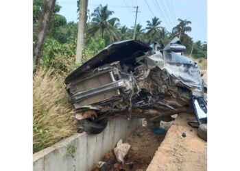 ಚಾಲಕನ ನಿಯಂತ್ರಣ ತಪ್ಪಿ ಕಾರು ಪಲ್ಟಿ : ಪ್ರಯಾಣಿಕರು ಪಾರು