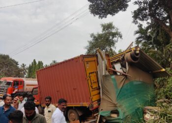 ಪೆರ್ನೆ : ಗ್ಯಾರೇಜ್ ಗೆ ನುಗ್ಗಿದ ಲಾರಿ..!!