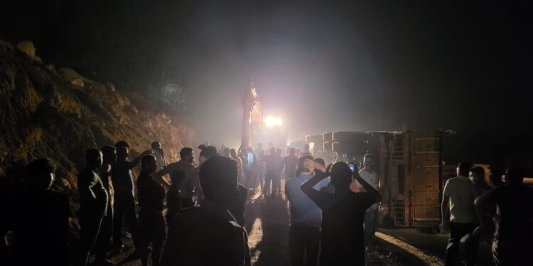 ಉಪ್ಪಿನಂಗಡಿ : ಪ್ಲ್ವೈವುಡ್ ಸಾಗಾಟದ ಲಾರಿ ಪಲ್ಟಿ..!