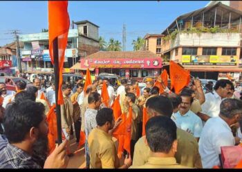 ಅಯೋಧ್ಯಾ ಶ್ರೀರಾಮ ಮಂದಿರದ ಪ್ರಾಣ ಪ್ರತಿಷ್ಠೆ : ವಿ.ಹಿಂ.ಪ. ಬಜರಂಗದಳ ವತಿಯಿಂದ ಆಟೋ ರಿಕ್ಷಾ ಮಾಲಕರಿಗೆ ಭಗವಾಧ್ವಜ ವಿತರಣೆ