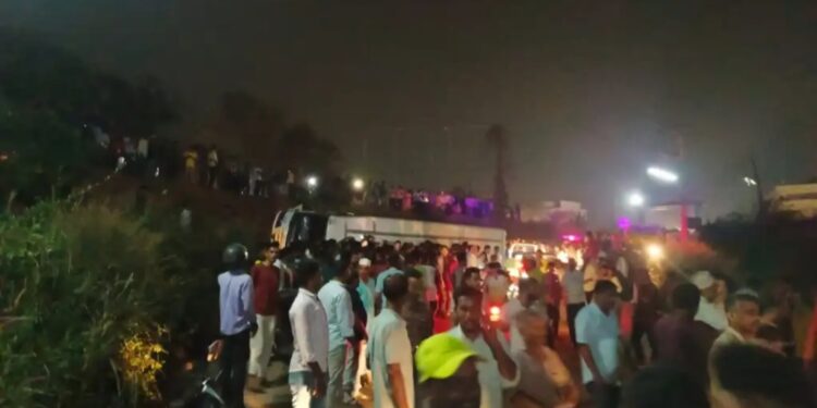 ಗುರುಪುರ : ಪೊಳಲಿ ದ್ವಾರದ ಬಳಿ ಬಸ್ ಪಲ್ಟಿ : ಹಲವರಿಗೆ ಗಾಯ