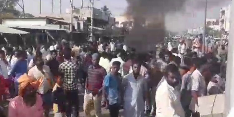 ಟಿಪ್ಪು ಸುಲ್ತಾನ್​ ಭಾವಚಿತ್ರಕ್ಕೆ  ಚಪ್ಪಲಿ ಹಾರ : ರಸ್ತೆ ಸಂಚಾರ ಬಂದ್ ಮಾಡಿ, ಟೈಯರ್​ಗೆ ಬೆಂಕಿ ಹಚ್ಚಿ ಆಕ್ರೋಶ..!