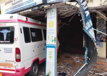 ಬ್ರೇಕ್ ಫೇಲ್ : ಮೆಡಿಕಲ್​ ಶಾಪ್​ಗೆ ನುಗ್ಗಿದ ಆ್ಯಂಬುಲೆನ್ಸ್..!