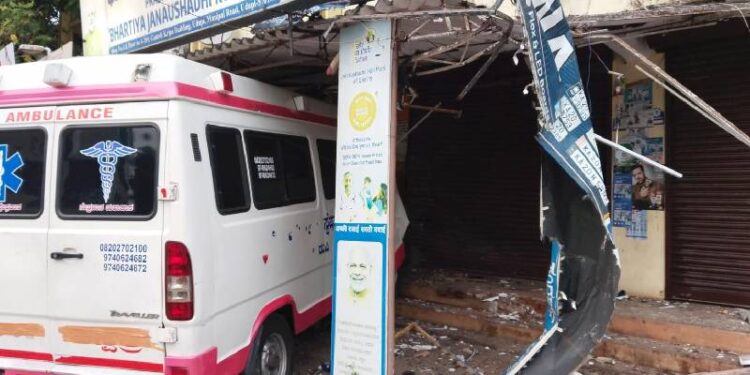 ಬ್ರೇಕ್ ಫೇಲ್ : ಮೆಡಿಕಲ್​ ಶಾಪ್​ಗೆ ನುಗ್ಗಿದ ಆ್ಯಂಬುಲೆನ್ಸ್..!