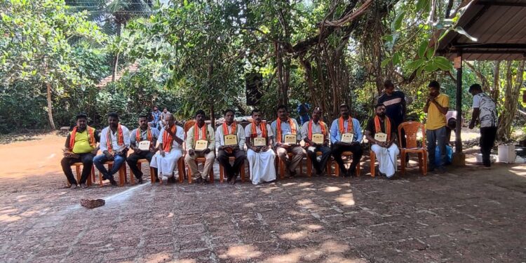 ಓಂ ಫ್ರೆಂಡ್ಸ್ ಸಾರಥ್ಯದಲ್ಲಿ ನಡೆದ ಅಟಲ್ ಟ್ರೋಫಿ ಕ್ರಿಕೆಟ್ ಟೂರ್ನಿಯಲ್ಲಿ ಅಯೋಧ್ಯೆ ಕರಸೇವಕರಿಗೆ ಗೌರವಾರ್ಪಣೆ