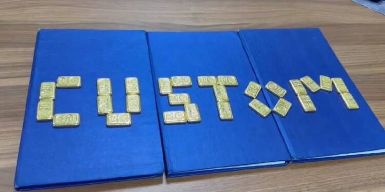 ಕೇರಳಕ್ಕೆ ಬಂದ ವಿಮಾನದ ಡಸ್ಟ್​ಬಿನ್​ನಲ್ಲಿ ಸಿಕ್ತು 2 ಕೋಟಿ ಮೌಲ್ಯದ ಚಿನ್ನ..!