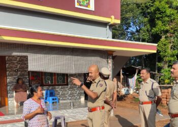 ಬಂಟ್ವಾಳ : ತಾಯಿ ಮಗಳಿಗೆ ಚಾಕು ತೋರಿಸಿ ನಗ-ನಗದು ದರೋಡೆ : ಸ್ಥಳಕ್ಕೆ ಎಸ್.ಪಿ. ಸಹಿತ ಪೊಲೀಸ್ ಅಧಿಕಾರಿಗಳು ಭೇಟಿ ; ಪರಿಶೀಲನೆ