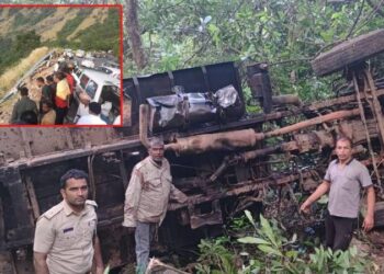 ಮಂಜು ಆವರಿಸಿದ ಹಿನ್ನೆಲೆ : ಪ್ರಪಾತಕ್ಕೆ ಬಿದ್ದ ಟಿಪ್ಪರ್​