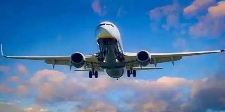 ವಿಮಾನದಲ್ಲಿ ಶೌಚಾಲಯಕ್ಕೆ ಹೋಗಿ ಫಜೀತಿಗೆ ಸಿಲುಕಿಕೊಂಡ ಪ್ರಯಾಣಿಕ : ಸ್ಪೈಸ್ ಜೆಟ್​​ನಲ್ಲಿ ಬಂದವನಿಗೆ ಟಾಯ್ಲೆಟ್​ನಲ್ಲಿ ಏನಾಯ್ತು..!?