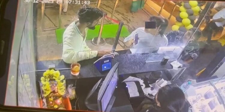 ಹೋಟೆಲ್​ನಲ್ಲಿ ಯುವತಿ ಜೊತೆ ಅಸಭ್ಯ ವರ್ತನೆ : ದೃಶ್ಯ ಸಿಸಿಟಿವಿಯಲ್ಲಿ ಸೆರೆ