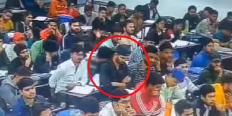 ತರಗತಿಯಲ್ಲಿ ಕುಸಿದು ಬಿದ್ದು ಸಾವನ್ನಪ್ಪಿದ ಯುವಕ : ದೃಶ್ಯ ಸಿಸಿಟಿವಿಯಲ್ಲಿ ಸೆರೆ