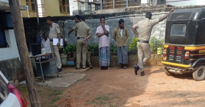 ಗೋ ಮಾಂಸ ಅಡ್ಡೆಗೆ ಪೊಲೀಸ್ ದಾಳಿ : 3 ವಾಹನ ಸಹಿತ ಇಬ್ಬರು ವಶಕ್ಕೆ..!