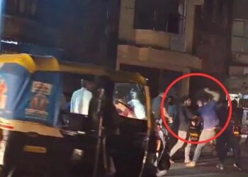 ಪುತ್ತೂರು : ಹೂವಿನ ಮಾರುಕಟ್ಟೆ ಬಳಿ ಎರಡು ತಂಡಗಳ ನಡುವೆ ಹೊಡೆದಾಟ : ವೀಡಿಯೋ ವೈರಲ್..!