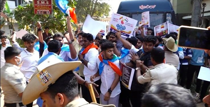 ತೆರಿಗೆ ಪಾಲು ವಿಚಾರ : ಸಂಸದ ನಳಿನ್ ಕುಮಾರ್ ಕಟೀಲ್ ನಿವಾಸಕ್ಕೆ ಎನ್.ಎಸ್.ಯು.ಐ ಮುತ್ತಿಗೆ ಯತ್ನ..!