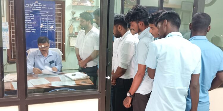 ವಿಟ್ಲ : ಸರಕಾರಿ ಬೀಗಮುದ್ರೆ ಹಾಕಿರುವ ಜಾಗಕ್ಕೆ ಯುವಕರ ತಂಡ ಅಕ್ರಮ ಪ್ರವೇಶ, ಅನೈತಿಕ ಚಟುವಟಿಕೆ ಶಂಕೆ : ಸಾರ್ವಜನಿಕರಿಂದ ದೂರು ; ಸೂಕ್ತ ಕ್ರಮಕ್ಕೆ ಆಗ್ರಹ