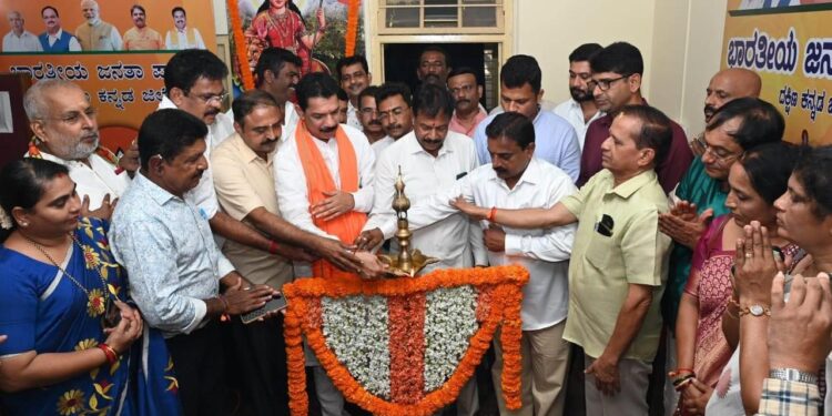 ಲೋಕಸಭಾ ಚುನಾವಣೆ : ದ.ಕ. ಬಿಜೆಪಿಗೆ ಸತತ ಗೆಲುವು ತಂದು ಕೊಟ್ಟ ಅದೃಷ್ಟದ ಕಾರ್ಯಾಲಯ ಉದ್ಘಾಟನೆ ; ‘ಈ ಬಾರಿ 3.5 ಲಕ್ಷ ಮತಗಳ ಅಂತರದಿಂದ ಗೆಲುವು’ – ಸಂಸದ ಕಟೀಲ್