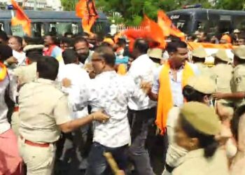 ಮಂಗಳೂರು : ಹಿಂದೂ ಕಾರ್ಯಕರ್ತರಿಂದ ಸರ್ಕಾರದ ವಿರುದ್ಧ ಪ್ರತಿಭಟನೆ : ಜಿಲ್ಲಾಧಿಕಾರಿ ಕಚೇರಿಗೆ ನುಗ್ಗಲು ಯತ್ನ..!