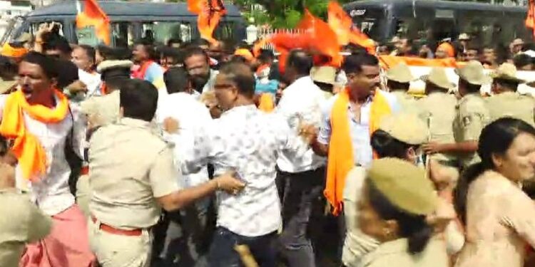 ಮಂಗಳೂರು : ಹಿಂದೂ ಕಾರ್ಯಕರ್ತರಿಂದ ಸರ್ಕಾರದ ವಿರುದ್ಧ ಪ್ರತಿಭಟನೆ : ಜಿಲ್ಲಾಧಿಕಾರಿ ಕಚೇರಿಗೆ ನುಗ್ಗಲು ಯತ್ನ..!