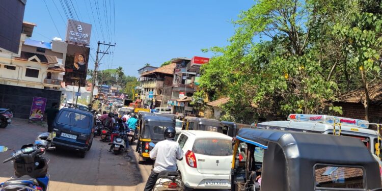 ಪುತ್ತೂರು : ಜ್ಯುವೆಲ್ಲರಿ ಮಳಿಗೆ ಉದ್ಘಾಟನೆ : ಟ್ರಾಫಿಕ್ ಜಾಮ್..!