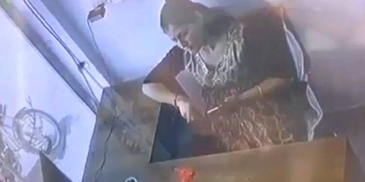 ಅಂಗಡಿಯಲ್ಲಿ ಕುಳಿತು ಮೊಬೈಲ್​ ನೋಡುತ್ತಿದ್ದ ಪತ್ನಿ ಮೇಲೆ ಗುಂಡು ಹಾರಿಸಿದ ಪತಿ : ದೃಶ್ಯ ಸಿಸಿಟಿವಿಯಲ್ಲಿ ಸೆರೆ