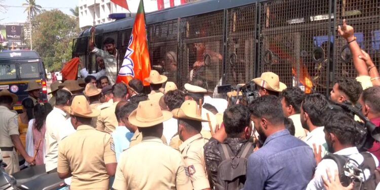 ಪಾಕಿಸ್ತಾನ ಪರ ಘೋಷಣೆ ಆರೋಪ : ಮಂಗಳೂರು ಕಾಂಗ್ರೆಸ್ ಕಚೇರಿಗೆ ಮುತ್ತಿಗೆ ಯತ್ನ ; ಬಿಜೆಪಿ ಯುವ ಮೋರ್ಚಾ ಕಾರ್ಯಕರ್ತರು ವಶಕ್ಕೆ..!