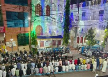 ನಡು ರಸ್ತೆಯಲ್ಲಿ ನಮಾಜ್ : ಹಿಂದೂಪರ ಹೋರಾಟಗಾರನಿಂದ ದೂರು ದಾಖಲು..!