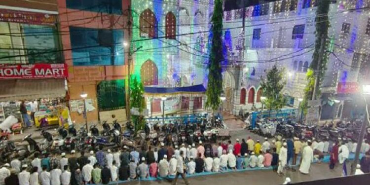 ನಡು ರಸ್ತೆಯಲ್ಲಿ ನಮಾಜ್ : ಹಿಂದೂಪರ ಹೋರಾಟಗಾರನಿಂದ ದೂರು ದಾಖಲು..!