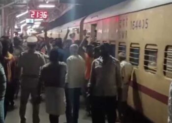 ಅಯೋಧ್ಯೆ ಯಾತ್ರಿಕರು ಪ್ರಯಾಣಿಸುತ್ತಿದ್ದ ರೈಲಿಗೆ ಯುವಕರಿಂದ ಬೆದರಿಕೆ : ಬೆಂಕಿ ಹಚ್ಚುವುದಾಗಿ ಧಮ್ಕಿ