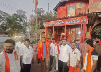 ಪುತ್ತೂರು : ಮುರಳಿಕೃಷ್ಣ ಹಸಂತಡ್ಕರನ್ನು ಶಾಲು ಹಾಕಿ ಸ್ವಾಗತಿಸಿದ ಕಾರ್ಯಕರ್ತರು