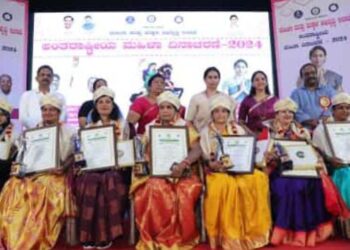 ರಾಜ್ಯ ಮಟ್ಟದ ಕಿತ್ತೂರು ರಾಣಿ ಚೆನ್ನಮ್ಮ ಪ್ರಶಸ್ತಿ ಸ್ವೀಕರಿಸಿದ ಸವಣೂರಿನ ಶಾರದಾ ಮಾಲೆತ್ತಾರು