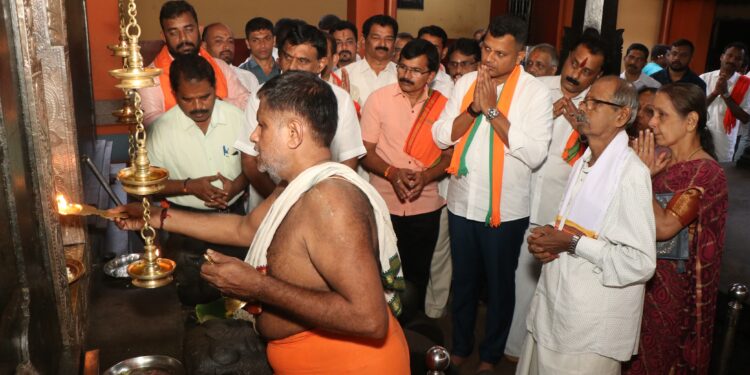 ಸುಳ್ಯ : ಶ್ರೀ ಚೆನ್ನಕೇಶವ ದೇವಸ್ಥಾನಕ್ಕೆ ಬಿಜೆಪಿ ಅಭ್ಯರ್ಥಿ ಕ್ಯಾಪ್ಟನ್ ಬ್ರಿಜೇಶ್ ಚೌಟ ಭೇಟಿ